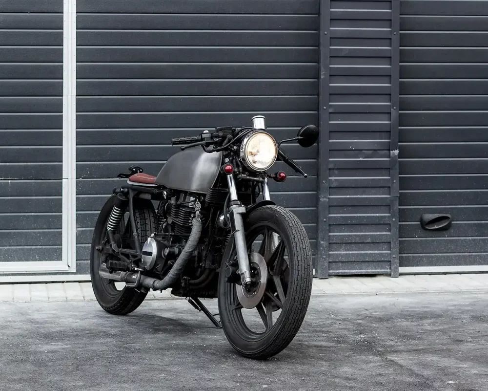 vintage-motorcycle-cafe-racer-style-6W3KGLR-resize.jpg